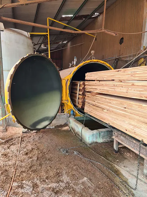 Maderas Entrando al Cilindro de Impregnación